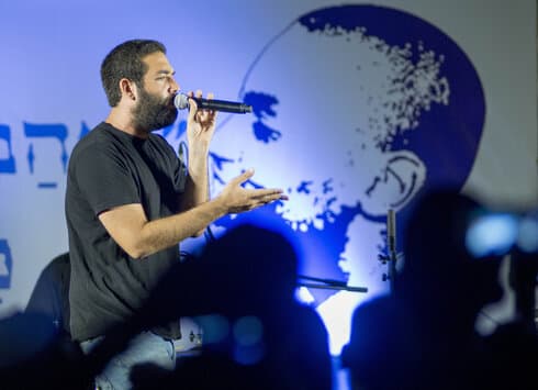 רביד פלוטניק. ההופעה הערב בעומר נדחתה למועד חדש