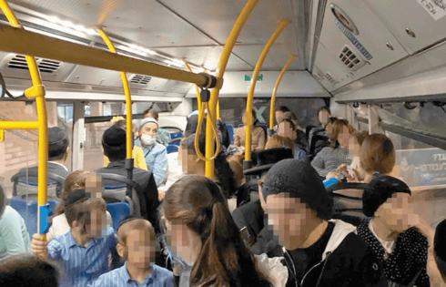 אוטובוס. אין מסכות וגם אין אכיפה