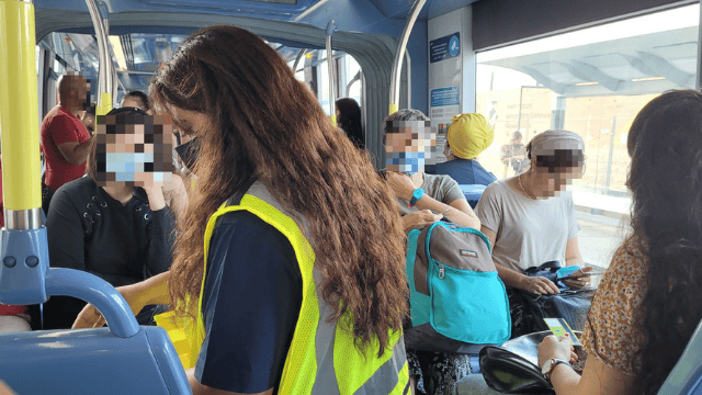 פקחית ברכבת הקלה. למצולמים אין קשר לכתבה.