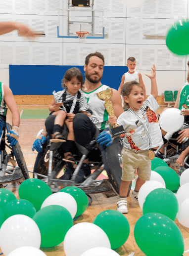 מרדכי צדקיהו וילדיו לאחר הזכייה