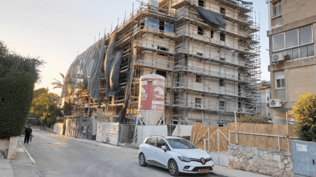 מוסיפים חדרי ביטחון וכמה דירות על הגג. פרויקט תמ"א 38 