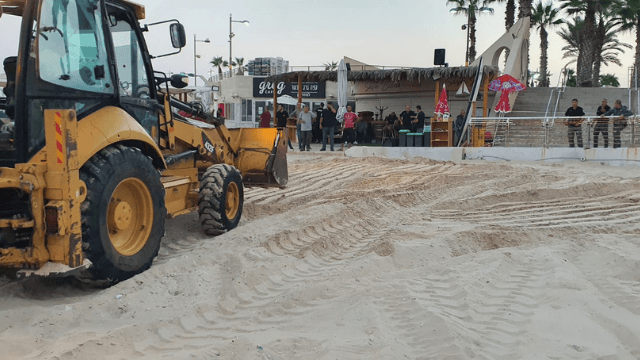 הסרת המפגעים בחוף סירונית
