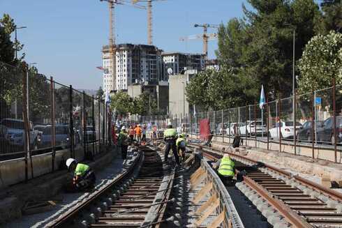 הנחת המסילה של הקו האדום של הרכבת הקלה 