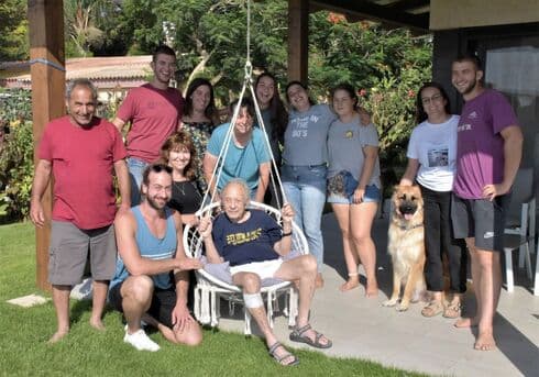 משה עציון ז"ל עם משפחתו המורחבת בצילומו האחרון