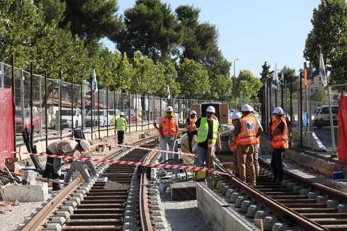 הנחת המסילות של הקו האדום של הרכבת הקלה 