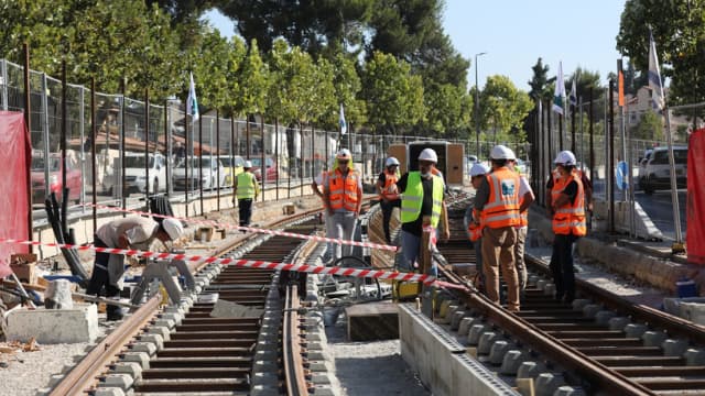 הנחת המסילה של הקו האדום של הרכבת הקלה 