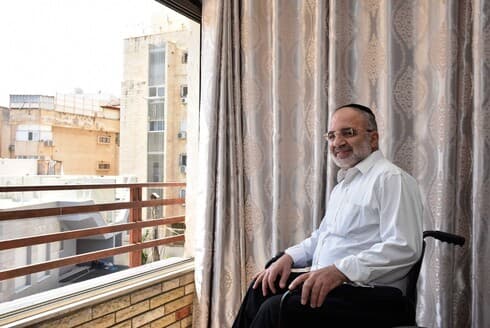 גבריאל אטיאס מטבריה, החולה הקשה ביותר שהחלים מקורונה, הצליח אחרי שבעה חודשים להתאושש ולחזור הביתה (צילום: שרון צור) גבריאל אטיאס מטבריה, החולה הקשה ביותר שהחלים מקורונה, הצליח אחרי שבעה חודשים להתאושש ולחזור הביתה
