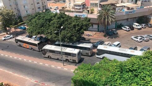 תחנת האוטובוס ברחוב . "יש לנו תחנה מרכזית מול הבית" 