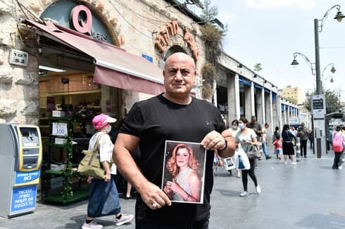 ביום הפיגוע בסבארו שהו כיומרס ומירי מלכאן בחנות שלהם הצמודה. אחרי הפיצוץ מלכאן החל לחלץ פצועים. שלוש שנים אחרי, מירי שלא יכלה לשאת את המראות, התאבדה (צילום: יואב דודקביץ') ביום הפיגוע בסבארו שהו כיומרס ומירי מלכאן בחנות שלהם הצמודה. אחרי הפיצוץ מלכאן החל לחלץ פצועים. שלוש שנים אחרי, מירי שלא יכלה לשאת את המראות, התאבדה