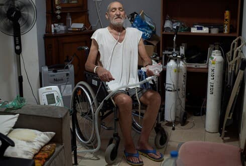 מוטי טקו, שחולה במחלת ריאות קשה, מתחנן שלא יפונה מביתו, מבקש קורת גג כדי שיוכל לחבר את מכונות הנשימה לחשמל (צילום: יובל חן) מוטי טקו, שחולה במחלת ריאות קשה, מתחנן שלא יפונה מביתו, מבקש קורת גג כדי שיוכל לחבר את מכונות הנשימה לחשמל