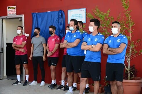 שחקני הקבוצה וצוות האימון. הגיעו לכבד את המעמד (צילום: הרצל יוסף) שחקני הקבוצה וצוות האימון. הגיעו לכבד את המעמד