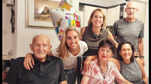 יצחק ברא"ז בחגיגת יום הולדתו, שעות לפני שנפטר