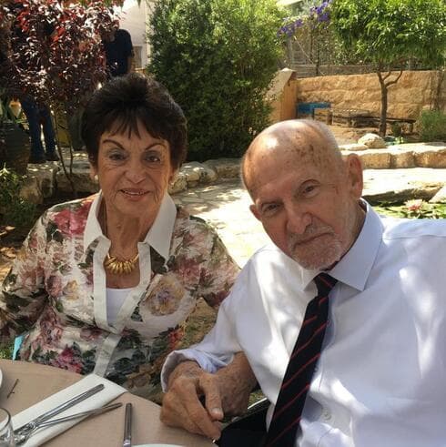 יצחק ברא"ז עם רעייתו