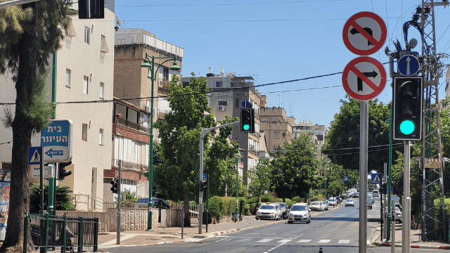 תמרור הפונה פנייה שמאלה מרוטשילד