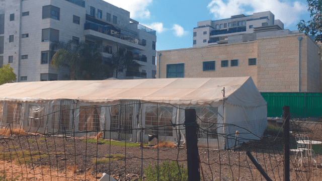 האוהל בו מתפללים התושבים