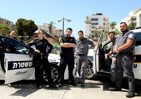 על רקע התפרצות הגל הרביעי, יצאו השבוע השוטרים העירוניים והפקחים לבתי העסק, לקניונים ולרחבי העיר רחובות כדי לאכוף את הגבלות הקורונה. "אנחנו לא נגדכם"