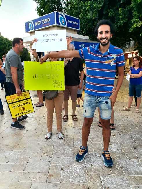 שחר נעמני בהפגנת מתנגדי חיסונים פתח תקוה