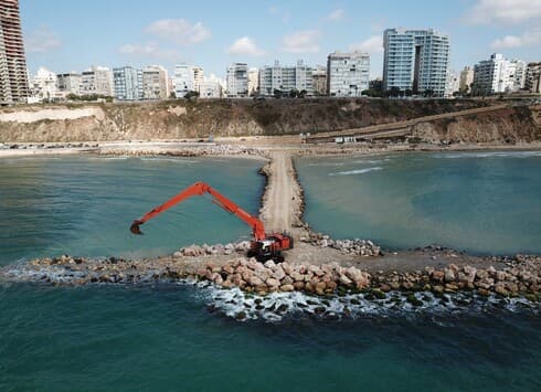 בנתניה מקימים שובר גלים במטרה להגן על המצוקים