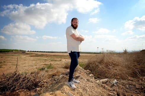 כבר שנתיים משה גוטמן מכפר חב"ד מוביל את המאבק נגד תושבי מאחז בדואי לא חוקי שהוקם בסמוך ומשלם מחיר יקר. "איימו על חיי וניסו לדרוס אותי אבל אני לא פוחד"