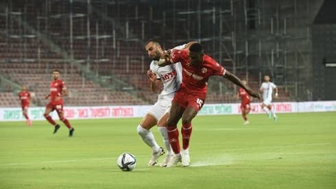 אלטון אקולטסה (ימין) נאבק מול לואי טאהא. המאבק הסתיים בפציעה של הבלם (צילום: הרצל יוסף) אלטון אקולטסה (ימין) נאבק מול לואי טאהא. המאבק הסתיים בפציעה של הבלם
