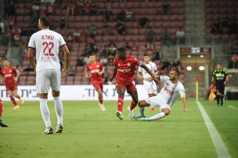 אלטון אקולטסה מנסה לחמוק מתיקול. ההולנדי של באר שבע לא בא לידי ביטוי (צילום: הרצל יוסף) אלטון אקולטסה מנסה לחמוק מתיקול. ההולנדי של באר שבע לא בא לידי ביטוי