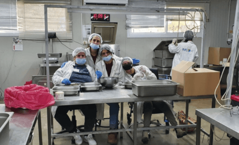צוות בית היוצר והעובדים ובני משפחותיהם