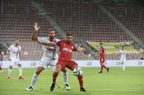 איתמר שבירו מול בן והבה. החלוץ לא הצליח לבוא לידי ביטוי במשחק הערב