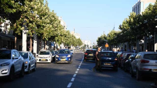רחוב הרצל בנתניה. הוציא כיסא ים מברזל ותקף