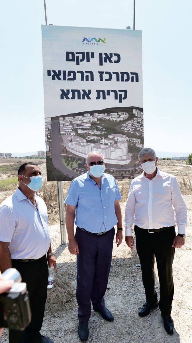 שר האוצר אביגדור ליברמן וראש העיר יעקב פרץ, בהכרזה חגיגית, 2021 (צילום:: באדיבות קרית אתא) בית חולים בקרית אתא