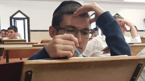 עו"ד יובל דוד פאר לומד בישיבה