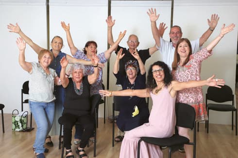 משתתפי הסדנה. "הבסיס הוא שסטנדאפיסט מביא את עצמו, ולא מזייף את עצמו" משתתפי הסדנה. "הבסיס הוא שסטנדאפיסט מביא את עצמו, ולא מזייף את עצמו"