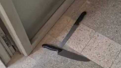 הסכינים עמם ניסתה לדקור את הפקחים