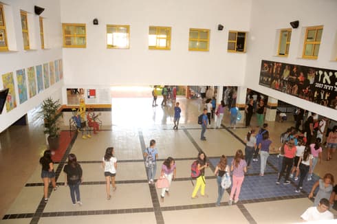 תלמידים בהפסקה באחד מבתי הספר בבאר־שבע. עד כמה יוכלו להיות יחד? 