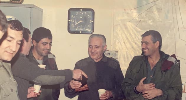  יהודה משעלי (מימין) כרס"ר בזק עם החברים מהבא"ח