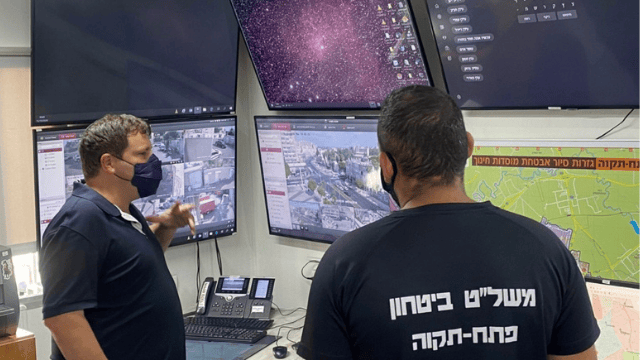 בקרה על הרמזורים בפתח תקוה