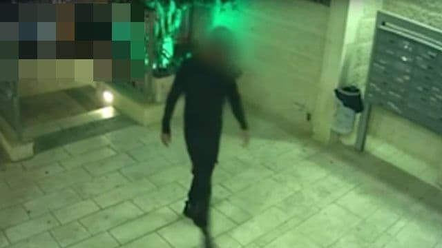 חיים רפאל אטל נכנס לבניין של מכרו
