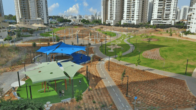 עמדות החתלה בפארקים בפתח תקוה