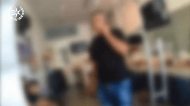 בעל המספרה המשיך לקבל לקוחות