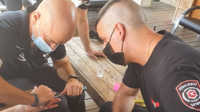חילוץ הטבעות מאצבעותיה של התושבת