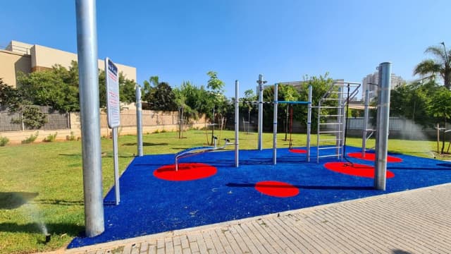 טיילת נאות כרמים ברחובות ההולנדית