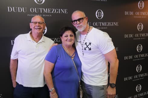 אהבה גדולה ומסירות. דניס אוטמזגין עם בנה דודו ובעלה ארמונד  