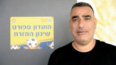 אלי אמסלם במגרש השיכון. חושבים גבוה 