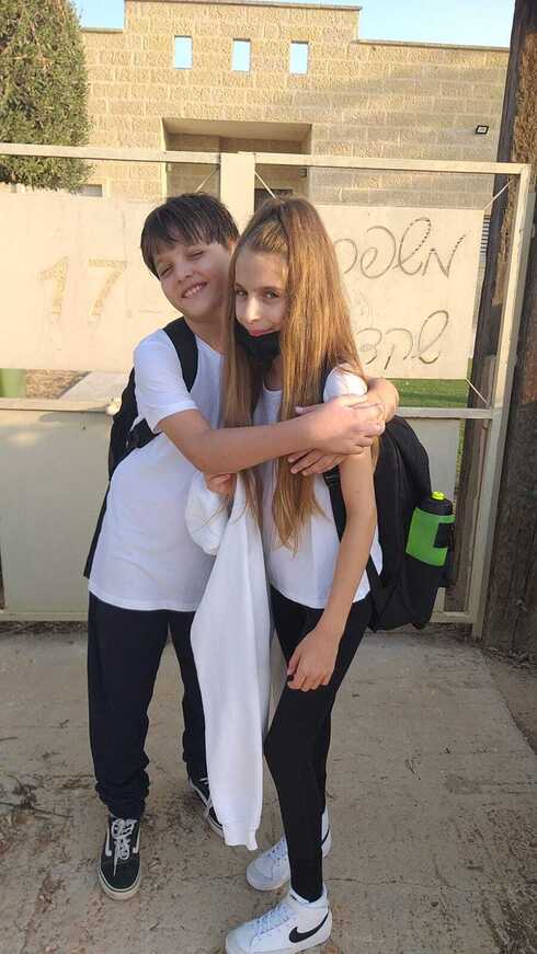 נעה חנה ורועי חביב בדרך לבית הספר
