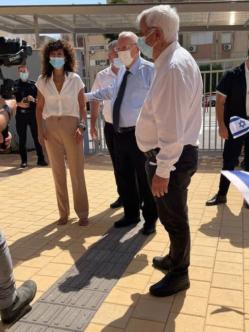חיים צורי, ראובן ריבלין ויפעת כהן פפושדו (צילום באדיבות בית הספר ריבלין) בית הספר ריבלין
