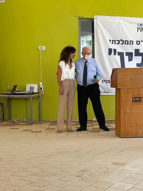 ראובן ריבלין ומנהלת בית הספר, יפעת כהן פפושדו ראובן ריבלין ומנהלת בית הספר, יפעת כהן פפושדו