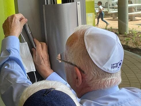 קביעת מזוזה בבית הספר ריבלין (צילום באדיבות בית הספר ריבלין) בית הספר ריבלין