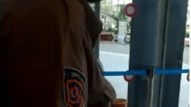 הכניסה לבניין העירייה. אי אפשר להיכנס ללא חיסון?