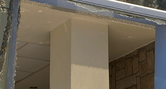 החלון שנופץ