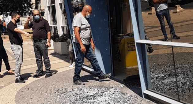 זכוכיות בכניסה לבניין העירייה