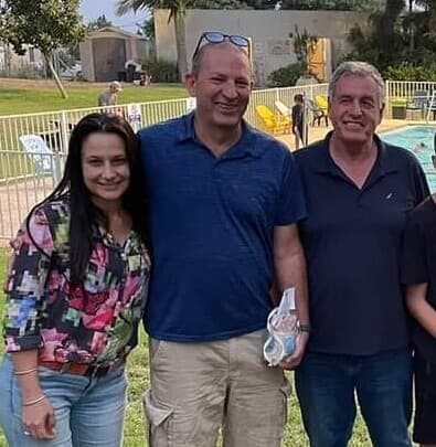 נהיר יחד עם ראש המועצה אייל בצר ולי יהב, מנהלת אגף קהילה ורווחה במועצה, בסיכום שנה של פעילות 'עלי כותרת' בבריכה ברמת דוד 